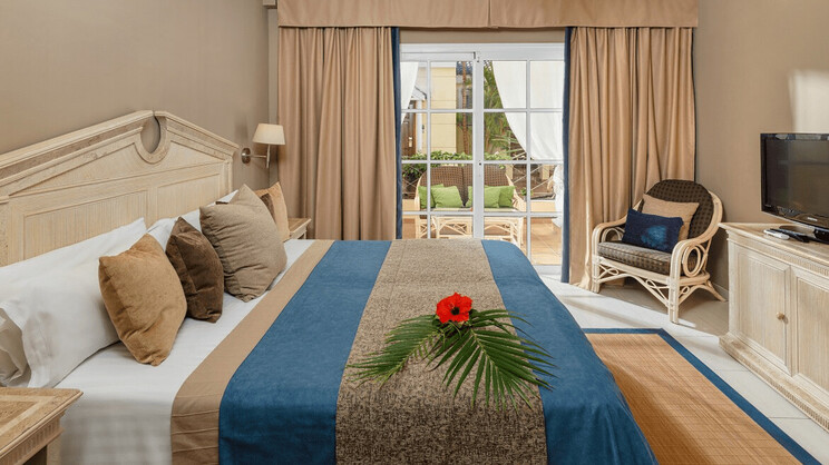 1 Bedroom Deluxe Suite Golf Views With Balinese Bed